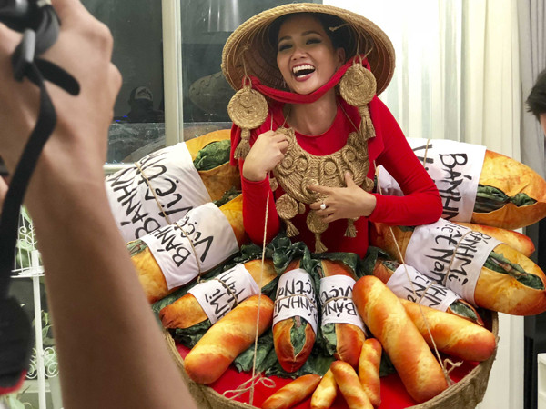 Trang phục dân tộc đính đầy bánh mì của H'Hen Niê gây tranh cãi