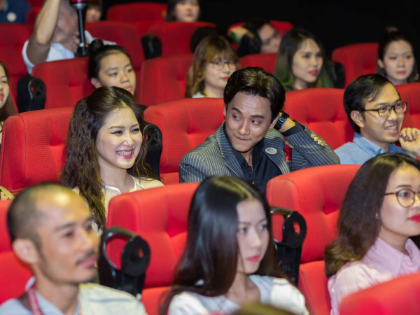 "Em gái mưa" Hương Tràm xuất hiện thân mật bên quán quân Gương Mặt Điện Ảnh Mai Tài Phến 