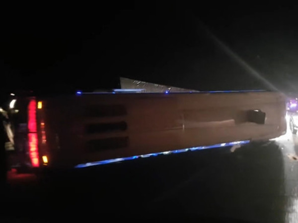 Ô tô chở 20 người lật trên cao tốc, nhiều hành khách nhập viện