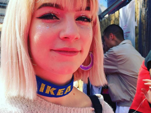 Quên các thương hiệu thời trang hàng đầu đi, mặc đồ làm từ túi dứa IKEA mới đúng mốt 