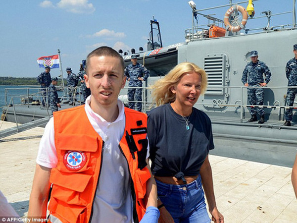 Sống sót kỳ diệu sau 10 giờ lênh đênh trên biển