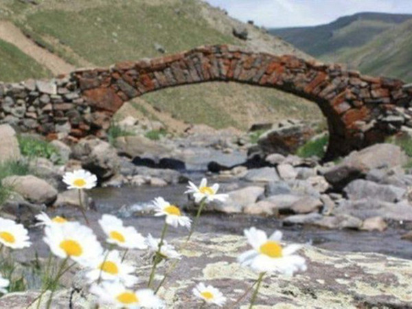 Chuyện hy hữu: Cây cầu đá 300 năm tuổi đột nhiên biến mất một cách khó hiểu