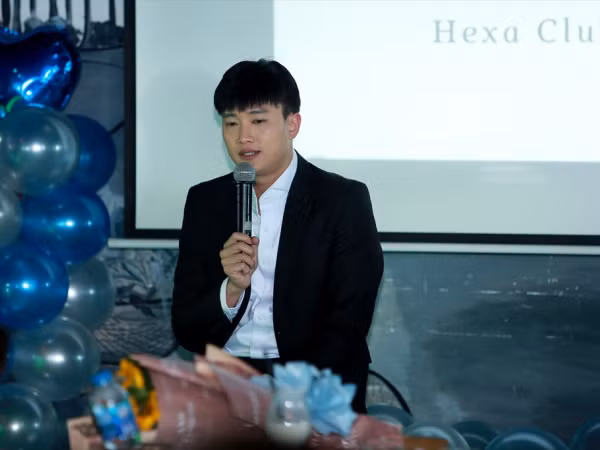 Bất chấp thời tiết, người hâm mộ đến Hà Nội gặp mặt cuối năm cùng Quốc Trường