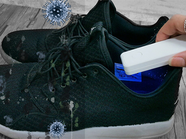 Thiết bị bỏ túi giúp sát trùng mọi thứ trong tích tắc bằng… “ánh sáng đen”