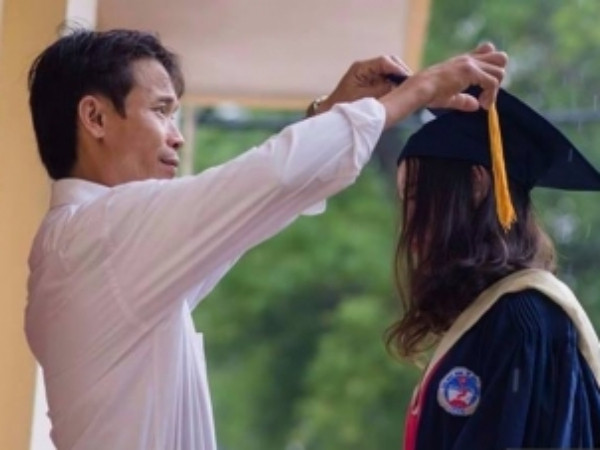 Bức ảnh kỳ yếu đặc biệt của cha và con cùng câu chuyện phía sau khiến nhiều người rơi nước mắt