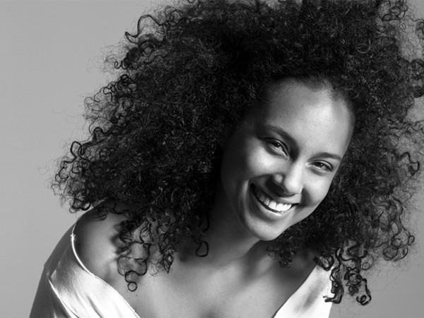 Sau nhiều đồn đoán, “chủ xị” lễ trao giải “Grammy 2019” đã chính thức “có chủ”