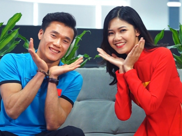 "Hot boy quốc dân" Bùi Tiến Dũng được Á hậu Thanh Tú hướng dẫn cách pose hình xì tin