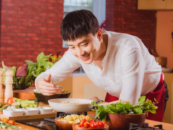 Quốc Trường khiến fan đổ gục khi điển trai khoe tài nấu nướng trong bếp