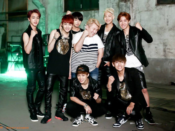 Khi BTS đang tung hoành ở Mỹ, có một người ở nhà đợi chờ rất dễ thương 