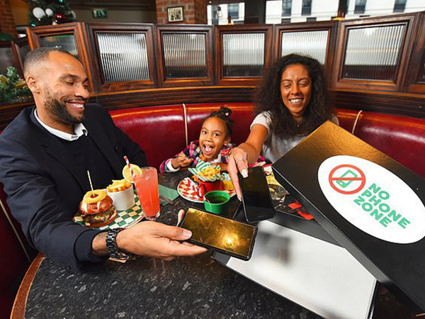 Anh: Nhà hàng “tịch thu” điện thoại để gia đình thực sự bên nhau