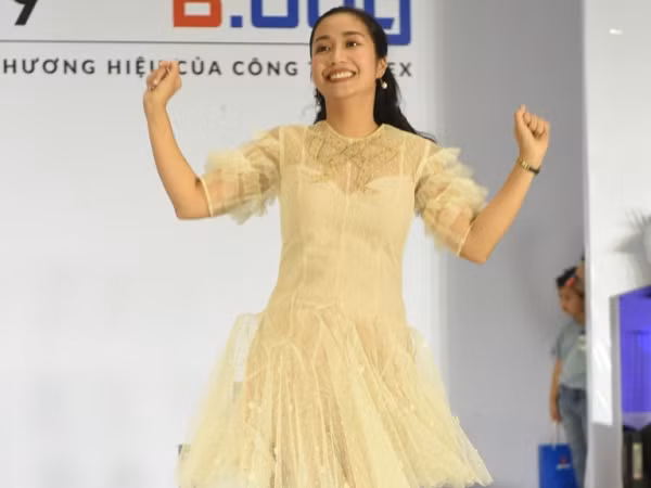 MC Ốc Thanh Vân "khuấy động" cuộc thi người mẫu nhí khi "ra tay" thị phạm