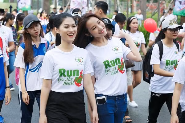 Ngọc Thanh Tâm xuống đường sáng sớm ủng hộ “Chạy vì trái tim”