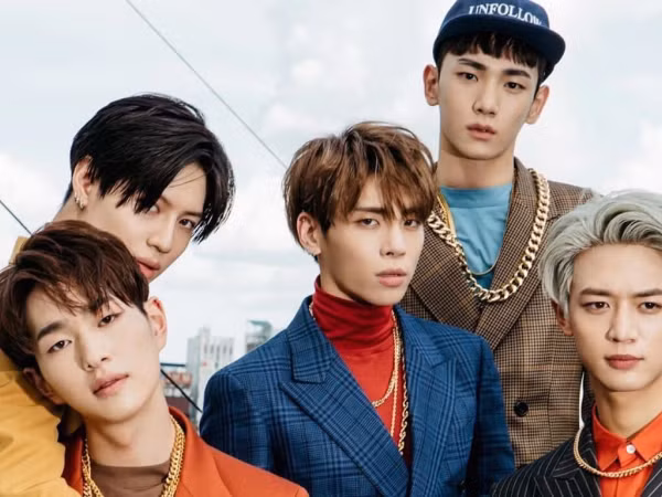 SHINee đeo ruy băng đen, rơi nước mắt trong concert đầu tiên vắng Jonghyun