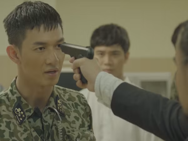 "Hậu duệ Mặt Trời" bản Việt: Duy Kiên bị bắt giữ, Hoài Phương lần đầu đối mặt với hiểm nguy