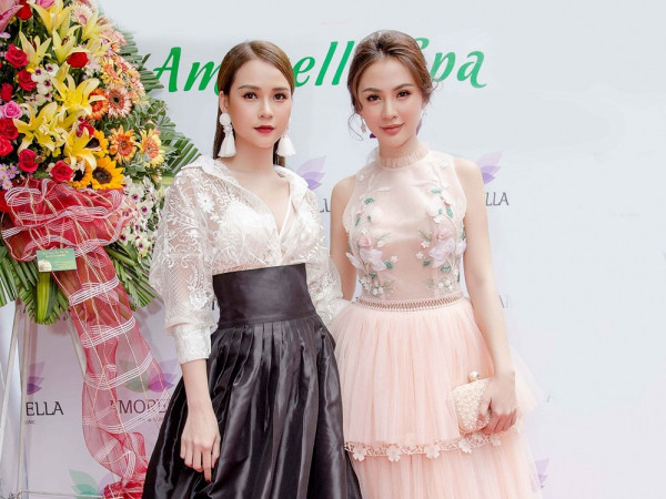 Kelly và Sam thể hiện phong cách thời trang đối lập khi tham dự sự kiện cùng nhau