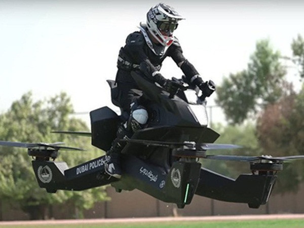 Cảnh sát Dubai tập lái xe bay tuần tra tội phạm trên đường phố