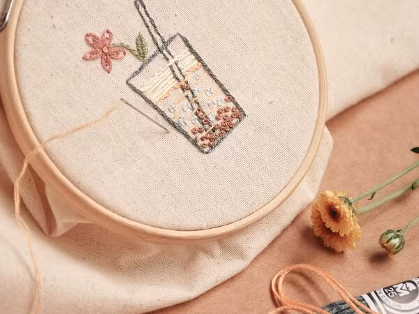 Đến "Ngày hội Trà Sữa", học thêu lên mùa hè trong mơ