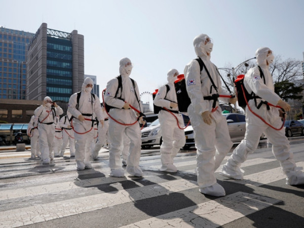 Bác sĩ Việt rơi nước mắt chia sẻ trên Facebook: "Tổ quốc chưa bao giờ bỏ công dân ở phía sau"