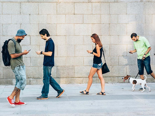 Nga: Vừa đi vừa “cắm mặt” vào điện thoại, cô gái đập vỡ cửa kính ga tàu điện ngầm