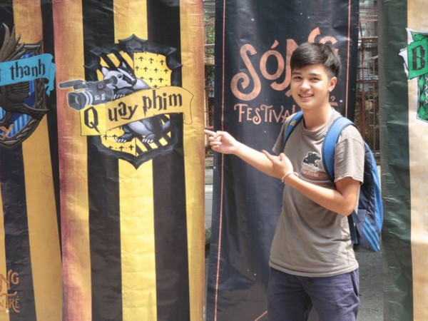 Nhìn cậu bạn 9x trường Báo này, hẳn bạn nữ nào cũng muốn đi học chăm chỉ!