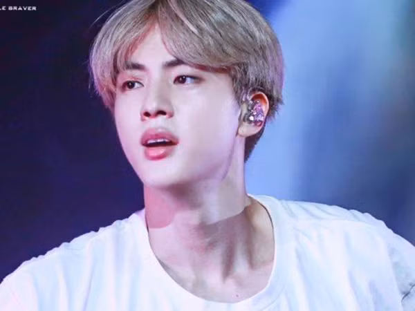 Vẫn biết Jin (BTS) sở hữu bờ vai Thái Bình Dương, chính xác thì nó lớn cỡ nào?