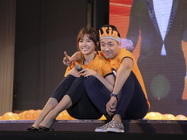 Trấn Thành tình cảm song ca với Hari Won trong buổi họp fan