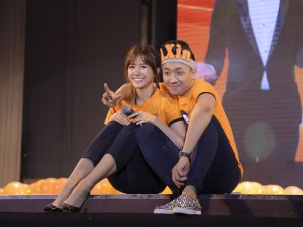 Trấn Thành tình cảm song ca với Hari Won trong buổi họp fan