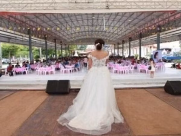 Chú rể chạy trốn đám cưới, cô dâu thẫn thờ thông báo trước quan khách