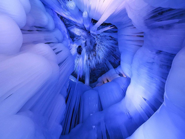 Trung Quốc: Điều kỳ diệu ở động băng lớn nhất không tan chảy trong mùa Hè