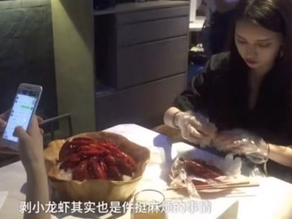 Việc nhẹ lương cao: Bóc vỏ tôm cho thực khách kiếm 1.500 USD mỗi tháng