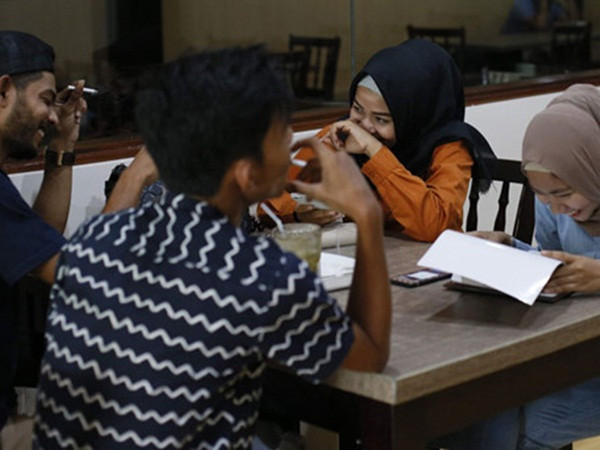 Chuyện ở Indonesia: nam nữ chưa kết hôn không được ăn chung bàn