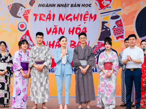 Diễn viên Phương Oanh cùng NSND Lan Hương về trường giao lưu cùng học sinh