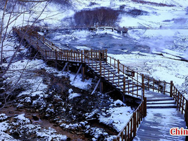 Trung Quốc: Kỳ lạ tuyết đột nhiên rơi giữa... mùa Hè 