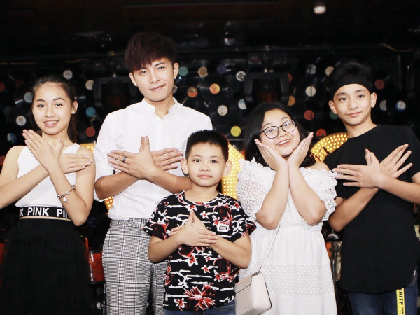 Dàn học trò nhí "Người Hùng Tí Hon" xuất hiện trong buổi fan-meeting ở Hà Nội của Gin Tuấn Kiệt