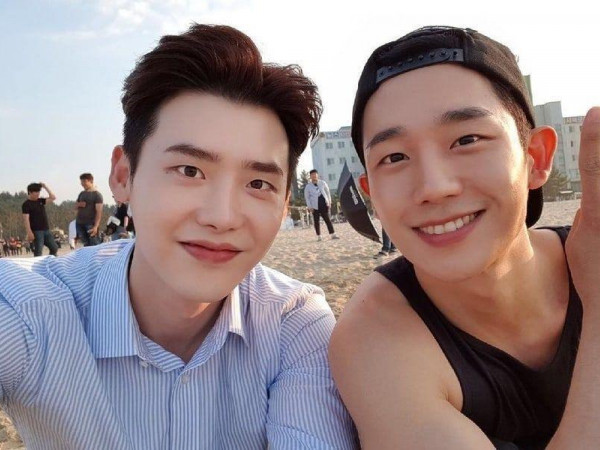 Hai mỹ nam Lee Jong Suk - Jung Hae In lại khoe tình thân thiết khiến fan phát hờn