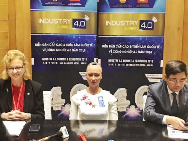 "Robot công dân" Sophia gây chú ý trong lần đầu tiên đến Việt Nam
