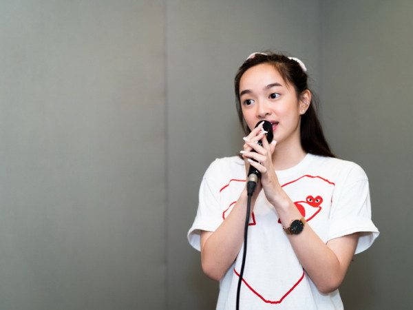 Vừa chơi dương cầm vừa luyện thanh nhạc, diễn viên Kaity Nguyễn sẽ đi hát trong thời gian sắp tới? 
