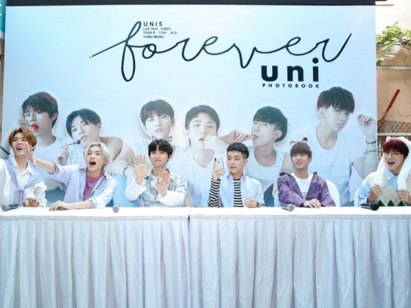 Uni5 hạnh phúc khi có hàng trăm fan xếp hàng chờ kí tặng photobook 