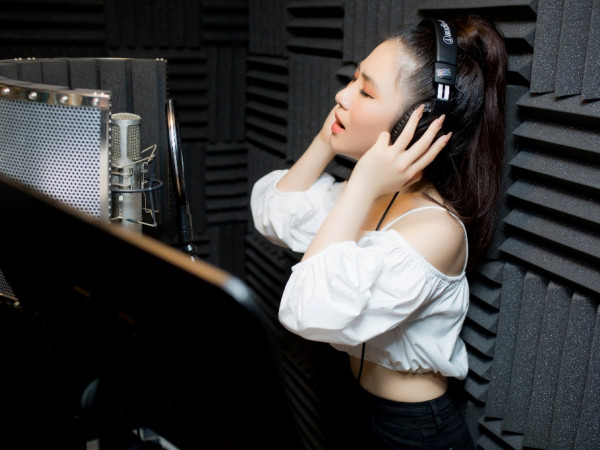 Sau tuyên bố tạm dừng ca hát, Hương Tràm trở lại trong dự án cùng nhà văn Hà Thanh Phúc