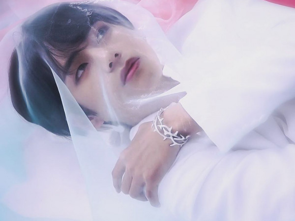 Một lần nữa, tạo hình quá đỗi nữ tính của V (BTS) lại gây tranh cãi