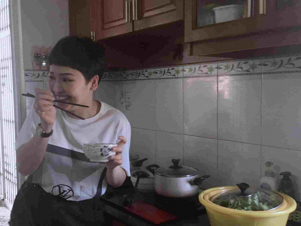 Muốn thổi bay nỗi buồn trong chớp mắt, hãy xem nhật kí ảnh "tự dìm" của Miu Lê!