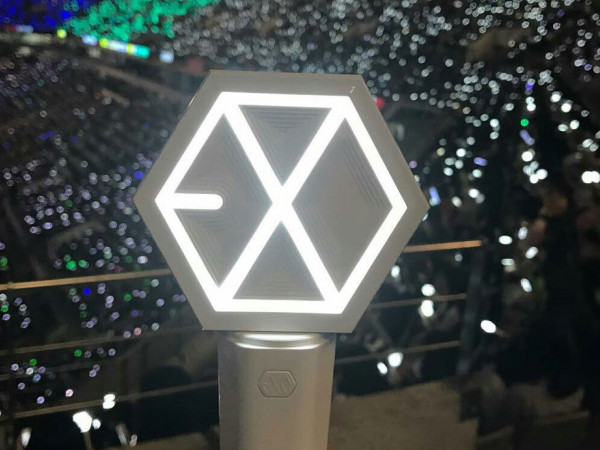 Vì đâu EXO-L đành phải bất chấp lệnh cấm, lén mang lightstick vào SBS Gayo Daejun 2018?