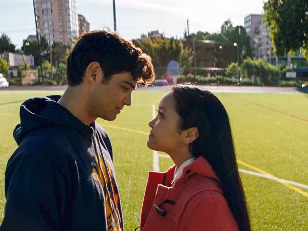 Công khai "thả thính", phải chăng cặp đôi "To All The Boys I've Loved Before" đang bí mật hẹn hò?