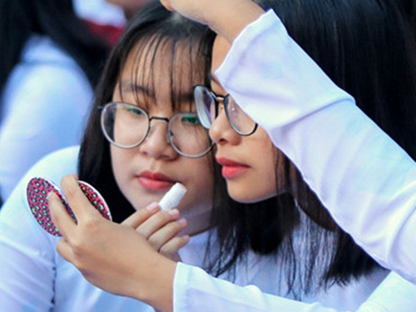 Thoa chút son khi đến trường, tại sao không?