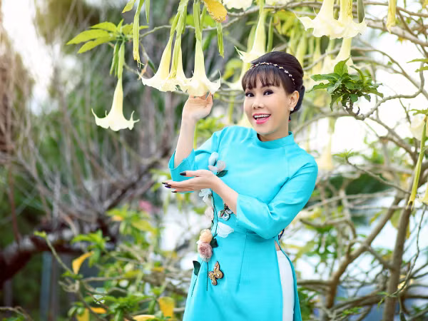 Nhìn lại một năm tất bật của nghệ sĩ Việt Hương: Làm việc hết sức, cống hiến hết mình