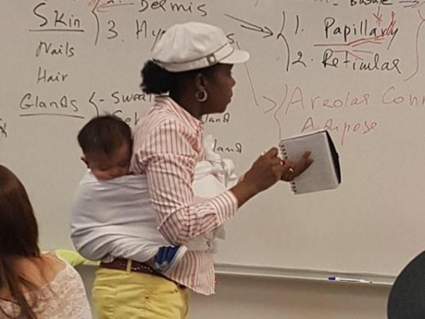 Giáo sư vừa địu con cho sinh viên vừa giảng bài suốt 3 giờ đồng hồ gây ấn tượng mạnh