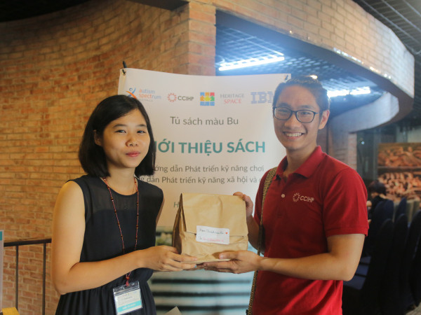 Nhóm bạn trẻ và hành trình 10 tháng thực hiện tủ sách về tự kỉ