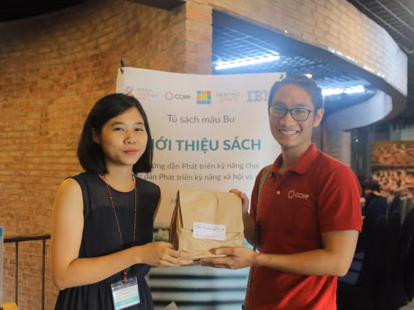 Nhóm bạn trẻ và hành trình 10 tháng thực hiện tủ sách về tự kỉ