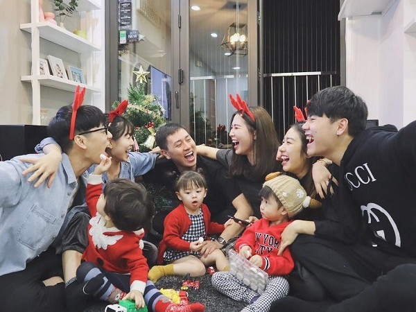 Bộ ba gia đình hot nhất mạng xã hội khoe ảnh tụ họp Giáng sinh khiến dân mạng xuýt xoa