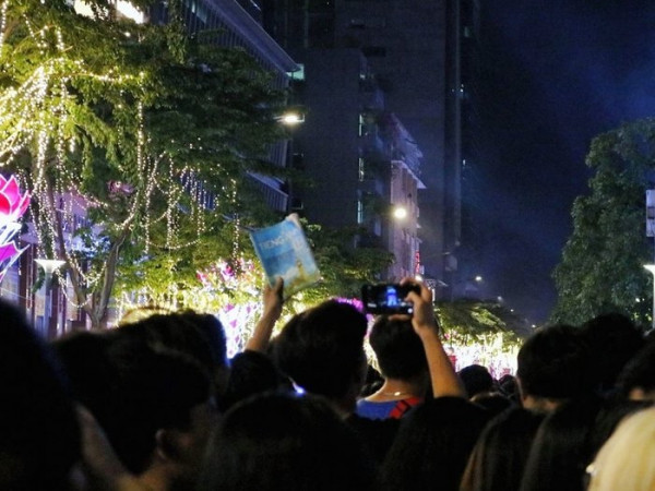 Chăm chỉ như các teen, tham gia lễ hội đón giao thừa nhưng vẫn không quên bài tập về nhà